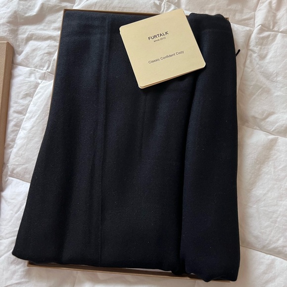 Furtalk Black Shawl - Picture 3 of 4